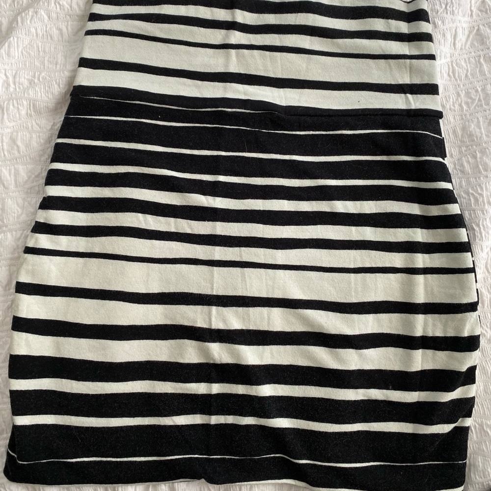 Black and white gradient striped pencil skirt